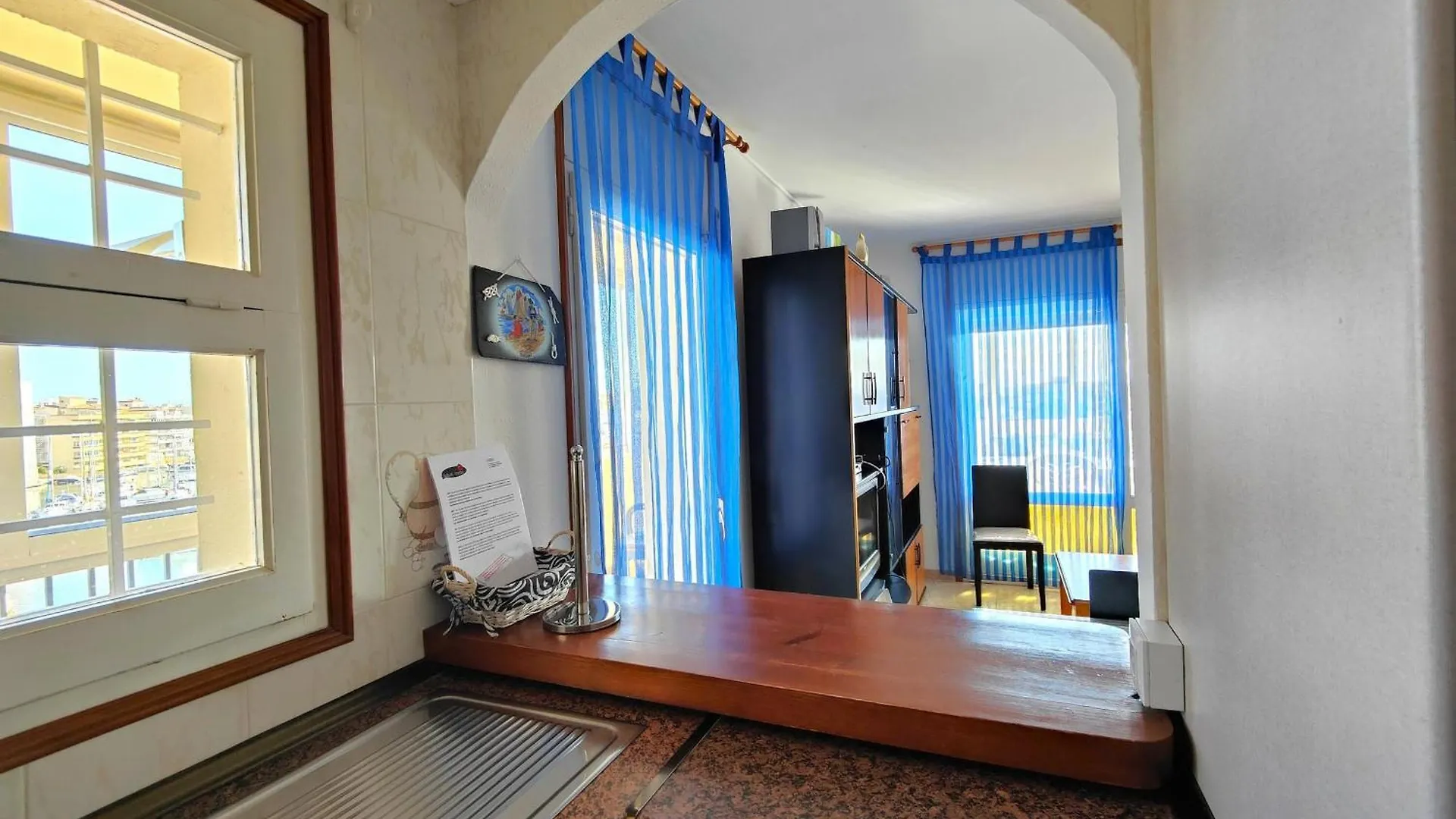 Apartamento Soleado Con Terraza, A/A Y Garaje En Roses, Cerca De Playa Y Parque Natural - Es-258-63 0*, Roses Spanien
