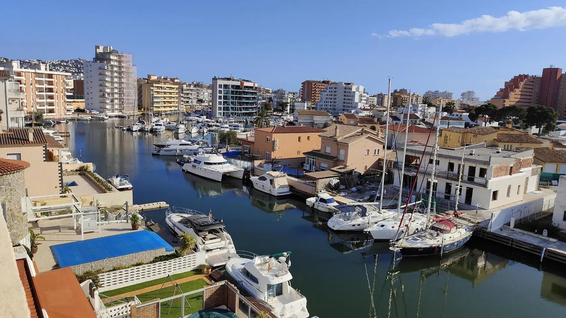 Apartment Apartamento Soleado Con Terraza, A/A Y Garaje En Roses, Cerca De Playa Y Parque Natural - Es-258-63