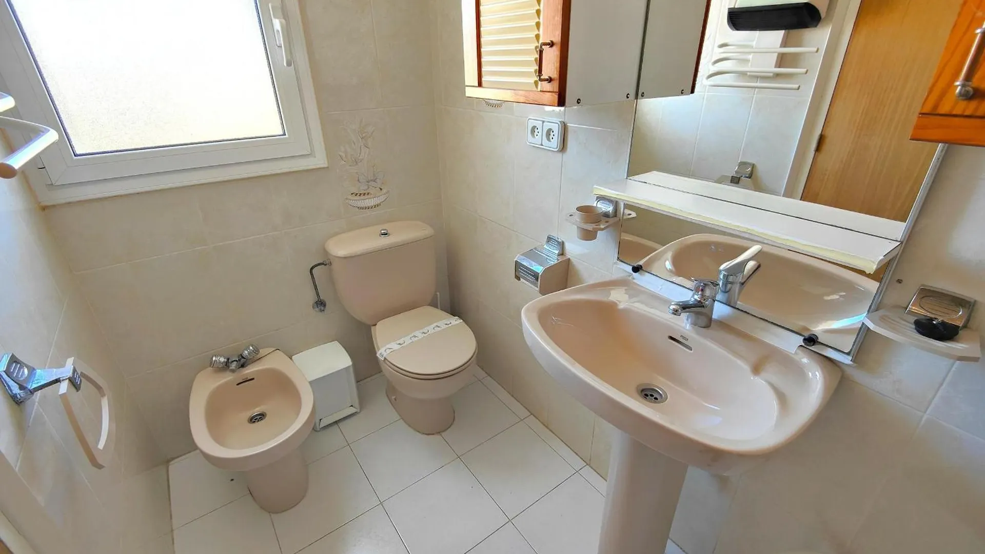 Apartamento Soleado Con Terraza, A/A Y Garaje En Roses, Cerca De Playa Y Parque Natural - Es-258-63 0*, Roses